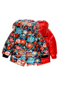 Twee winterjassen: de ene heeft een kleurrijke bloemenprint op een donkere achtergrond, en de andere is effen rood met een gladde textuur.