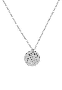 Collana d'argento con un pendente circolare dalla superficie texturizzata e martellata, e una sottile catena, che mette in risalto un design minimalista.