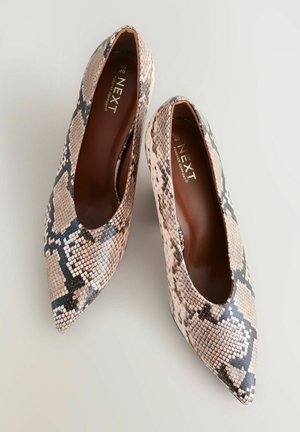 Korkokenkä, jossa on terävä kärki ja beigen ja mustan käärmeennahkakuosin yhdistelmä. Sileä pinta ylhäällä, ruskea sisustus ja brändin logo pohjallisessa.