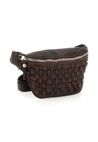 Borsa a vita in pelle marrone scuro con frontale tessuto intessuto, zip argentata e tracolla regolabile su sfondo bianco.