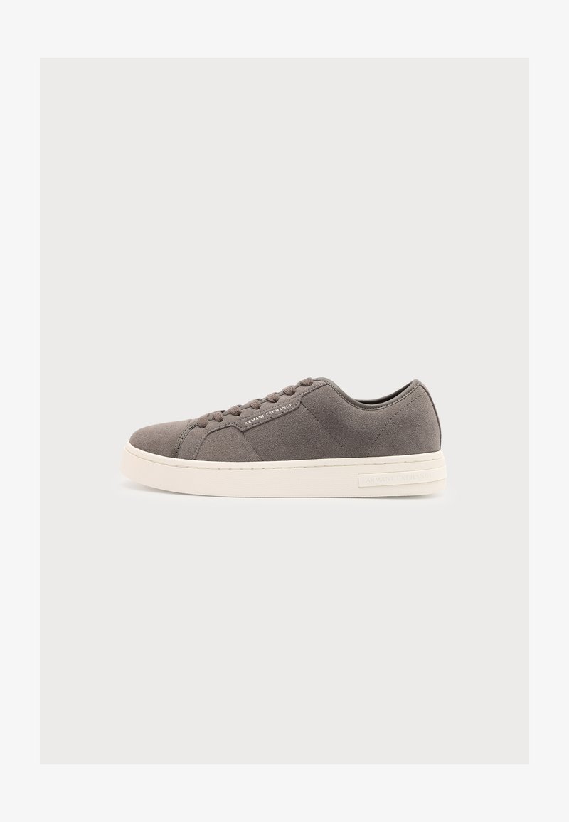 Baskets basses en suède gris avec semelle blanche, design à lacets et marquage subtil Armani Exchange sur le côté et la semelle.