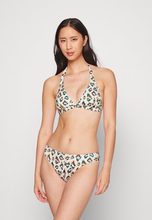 Conjunto de biquíni com padrão de leopardo, apresentando um top de pescoço halter com copas triangulares e uma parte de baixo de corte baixo combinando. O material parece suave e elástico.