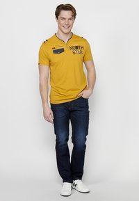 Koroshi SHORT SLEEVE  - Marškinėliai su spaudiniu - amarillo   yellow