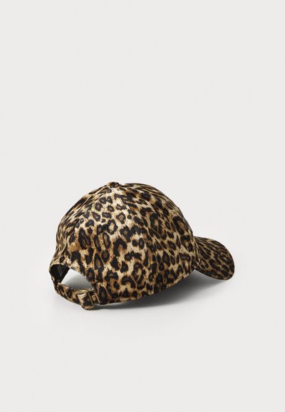 Leopard print cap with a curved brim, made of soft fabric. Adjustable strap at the back, featuring a seamless design and textured finish.