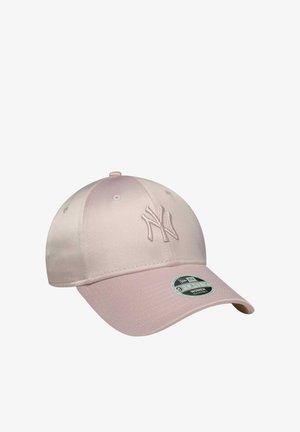 Cappellino da baseball rosa chiaro con visiera curva, logo "NY" ricamato e cinturino regolabile etichettato per donne.
