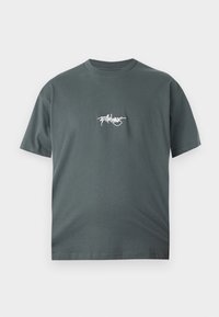 Tricou scurt cu maneca scurta, de culoare gri închis, din bumbac, cu text alb al logo-ului pe piept și un gât clasic rotund. Textură netedă.