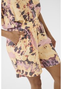 Multicolored jumpsuit met een losse pasvorm. Kenmerkt zich door een combinatie van gele, roze en zwarte patronen. Elastische tailleband en zijzakken. Lichtgewicht stof.