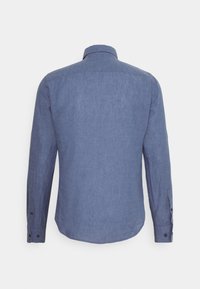 Camicia in lino blu a maniche lunghe con colletto button-down, texture sottile e bottoni ai polsini, vista da dietro.
