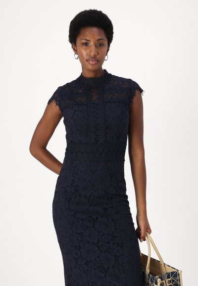 Rochie bleumarin din dantelă, cu mâneci scurte, model floral, guler înalt; prezintă un detaliu complex din dantelă la talie și umeri.