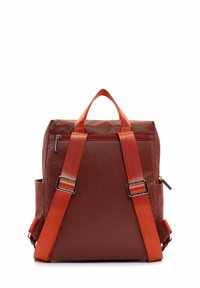 Rechthoekige rode rugzak met een gestructureerd oppervlak, twee verstelbare oranje banden, een bovenste handvat en een ritssluiting aan de achterkant.