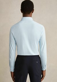 Reiss REGULAR FIT VOYAGER LONG-SLEEVE TRAVEL - Alkalmi ing - soft blue