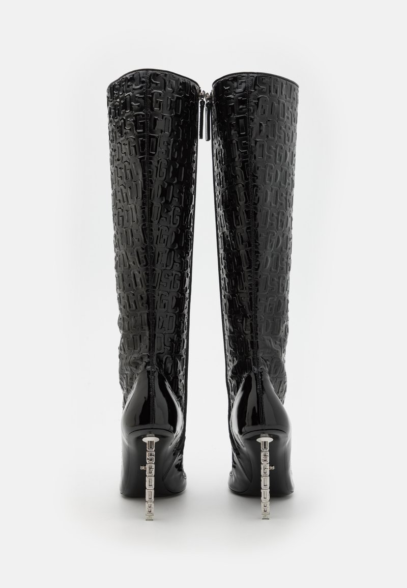 Schwarze Lackleder-Stiefel bis zum Knie mit einem geprägten Logomuster, metallischen Absätzen mit gravierten Details und einem Reißverschluss zur Schließung.