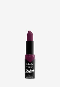 Rossetto matte suède NYX in deep plum, con forma a bullet e confezione nera con un accento a forma di cuore viola alla base.