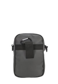 Bolsa de tela gris con forma rectangular, cierre con cremallera, correa frontal y mosquetón de metal para el attachment. Material texturizado y duradero.