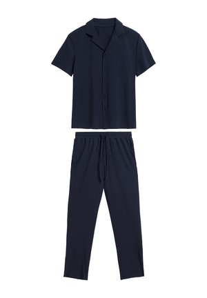 Granatowa koszula z krótkim rękawem i kołnierzykiem zapinana na guziki, w połączeniu z dopasowanymi spodniami na sznurku, wykonanymi z miękkiej, gładkiej tkaniny.