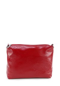 Rode geprofileerde leren pouch met een ritssluiting en metalen ringen aan elke kant, geplaatst tegen een witte achtergrond.