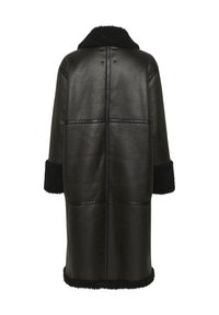Abrigo de cuero negro con un acabado texturizado, que presenta un amplio cuello y puños de piel de oveja negra, y un diseño recto con costuras visibles.