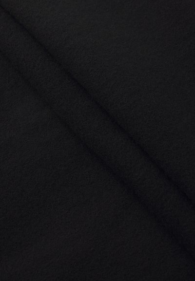 Tissu polaire noir, texture douce, avec une finition lisse et un léger brillant, présenté en couches repliées mettant en avant la chaleur et la flexibilité.