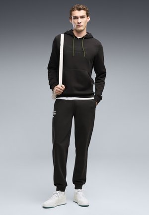 Puma, PUMA X ASTON MARTIN ARAMCO F1® TEAM ESSENTIALS JOGGINGHOSE - Træningsbukser - black
