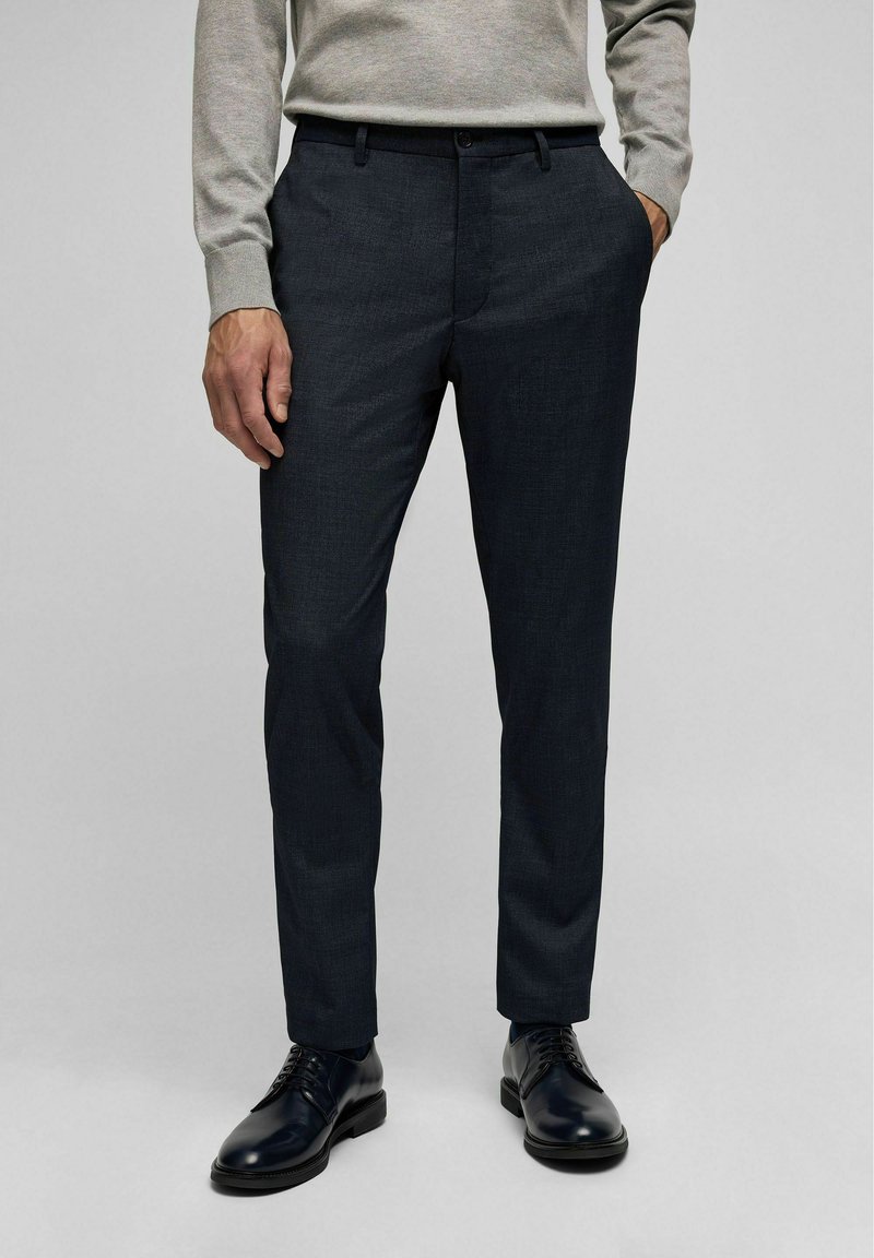 Donkerblauwe op maat gemaakte broeken van een gestructureerde stof, met een slim fit, zijzakken en een ritssluiting met een knoopsluiting.