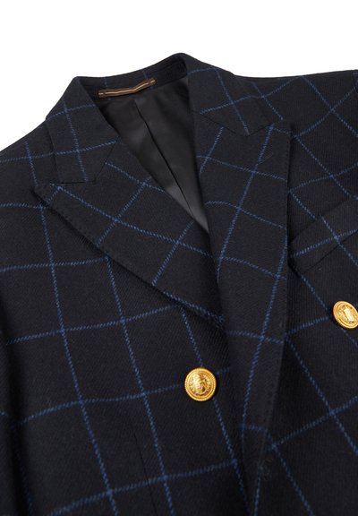 Doppelt gestreifter schwarzer Wollblazer mit blauem Karomuster, goldenen Knöpfen und Revers mit Spitzen. Weiße glatte Innenauskleidung.