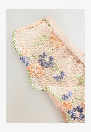 Krajkový bralet v broskvovém síťovaném materiálu s květinovou výšivkou v modré, oranžové a zelené barvě. Obsahuje vroubkované okraje a měkký elastický pás.
