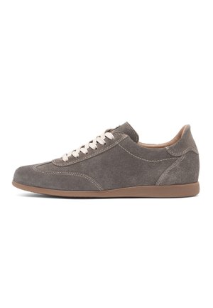 Szary zamszowy sneaker sznurowany, z jasnobrązową podeszwą i białymi szwami, pokazany z boku na białym tle.