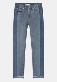 Niebieskie dżinsy girlfriend z ciemniejszymi bocznymi panelami, pięcioma kieszeniami, miedzianymi nitami, zapięciem na guzik i postrzępionymi dołami.