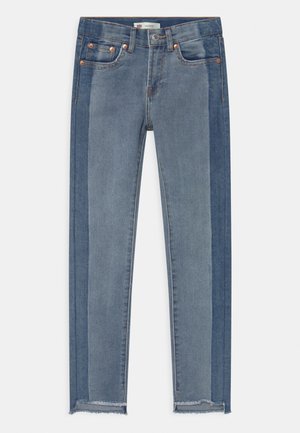 Vaqueros girlfriend de denim azul con paneles laterales más oscuros, diseño de cinco bolsillos, remaches de cobre, cierre de botón y dobladillos deshilachados.