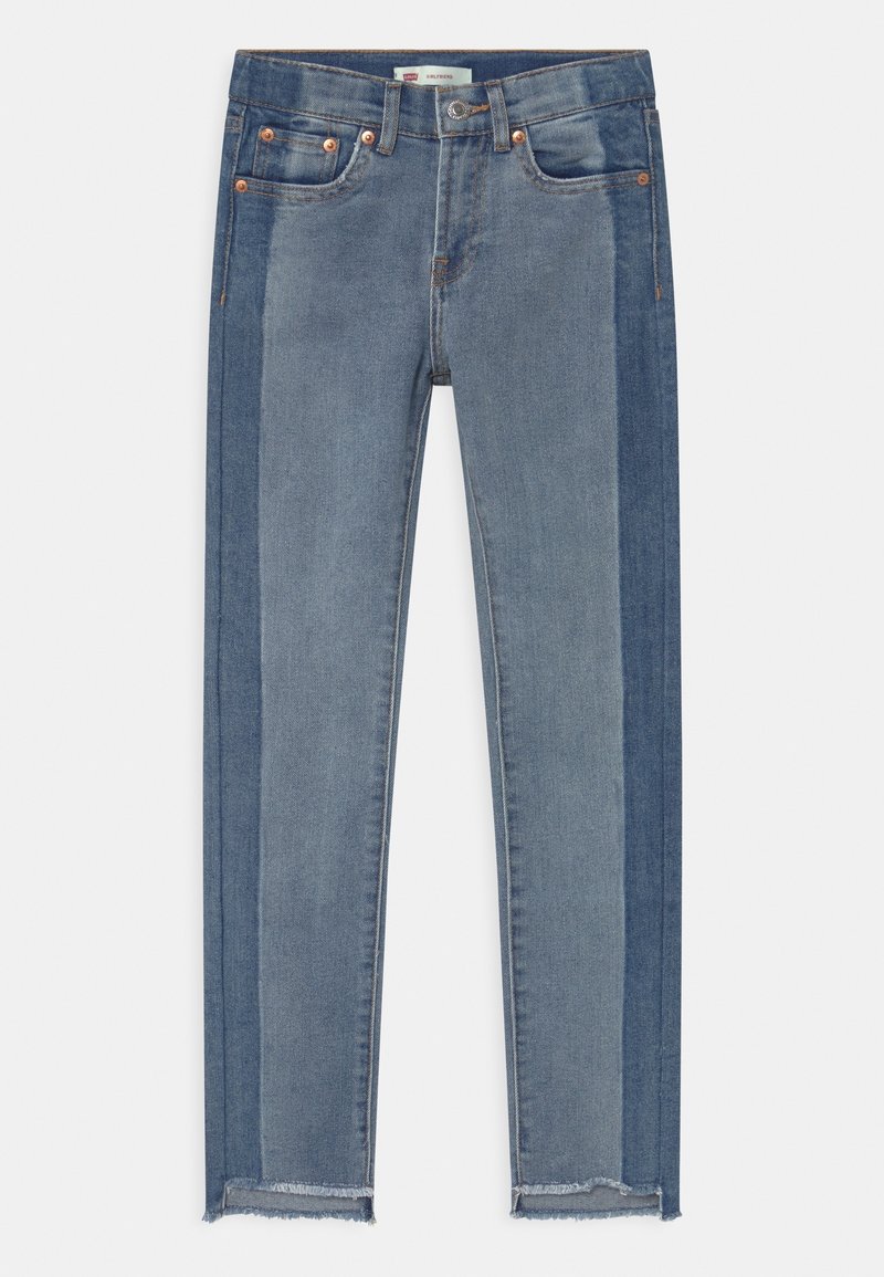 Niebieskie dżinsy girlfriend z ciemniejszymi bocznymi panelami, pięcioma kieszeniami, miedzianymi nitami, zapięciem na guzik i postrzępionymi dołami.