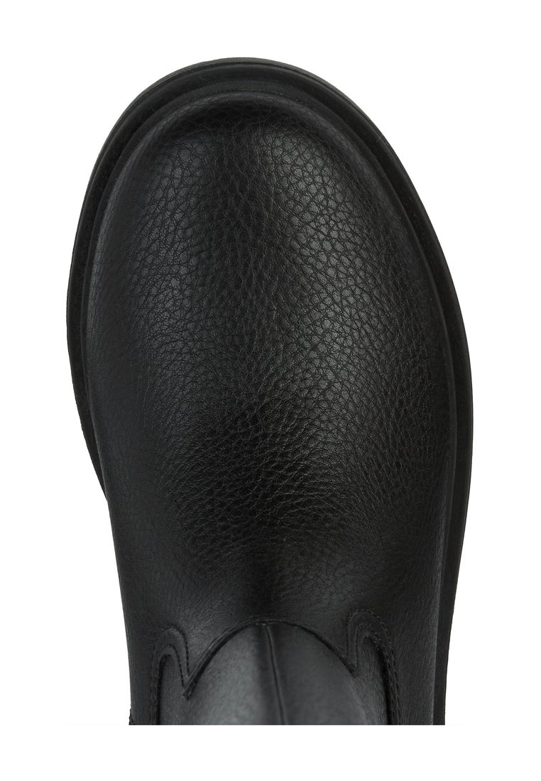 Stivale alla caviglia in pelle nera con finitura testurizzata, punta rotonda, dettagli di cucitura sottili e suola in gomma bassa.