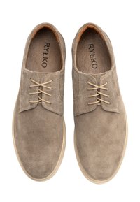Beige Wildlederschuhe mit glatter Textur, ausgestattet mit typischem Schnürdesign und cremefarbenen Gummisohlen. Sichtbares Branding im Inneren.