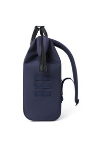 Sac à dos bleu marine en tissu durable, doté d'une fermeture roulée, de bretelles rembourrées et de trois boucles en sangle pour des fixations.