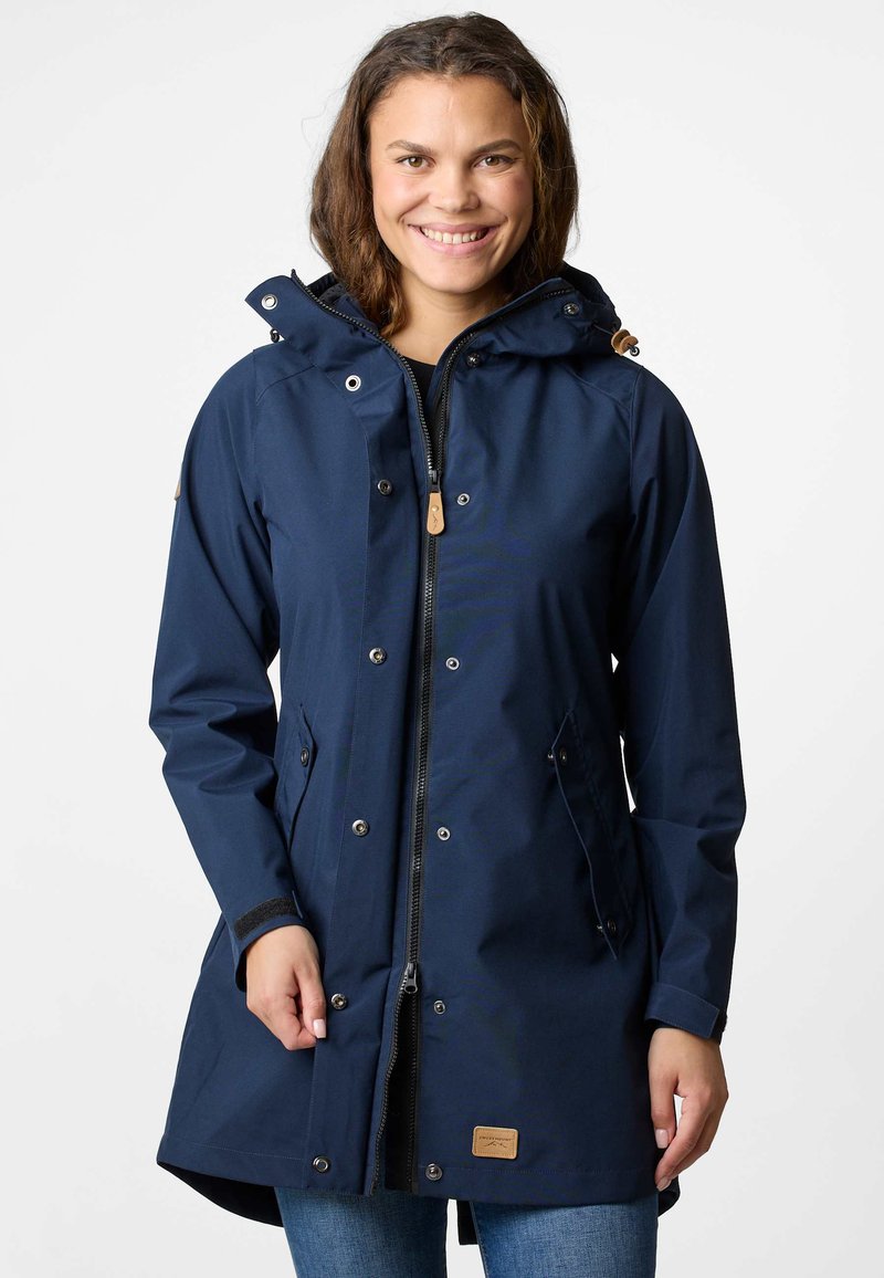 Giacca impermeabile blu navy con cappuccio, chiusura a zip, bottoni a pressione e tasche frontali. Presenta un tessuto testurizzato e dettagli in pelle.