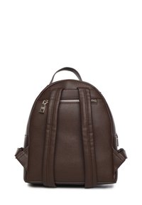 Mochila de cuero marrón con un acabado texturizado, forma redondeada, asa superior, bolsillo frontal con cremallera y correas ajustables.