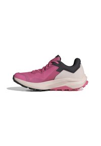 Zapatilla deportiva rosa con parte superior texturizada, talón negro y una media suela blanca ligera con suela de agarre rosa y negra.