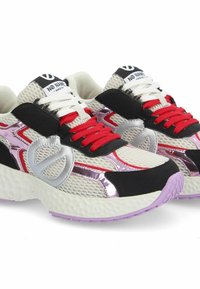 Baskets en mesh avec des accents argentés, noirs et rouges. Leur design léger comprend une semelle texturée et un logo distinctif sur le côté.