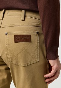 Wrangler LARSTON - Vaqueros slim fit - tigers eye