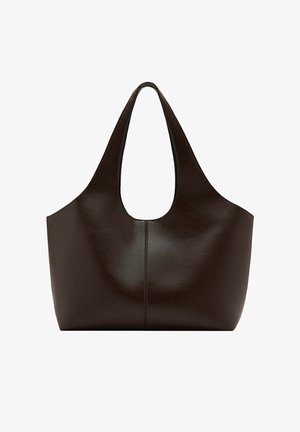 Borsa tote in pelle marrone scuro con ampie tracolle e apertura superiore arrotondata, design semplice con dettaglio della cucitura centrale.