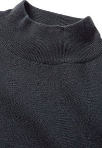 Schwarzer Rollkragenpullover aus weich gestricktem Material mit einem gerippten Muster und einem eng anliegenden Kragen. Keine sichtbaren Muster oder Hardware-Details.