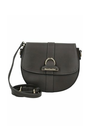 Borsa a tracolla in pelle nera con pattina curvata, dettagli in metallo dorato, chiusura con logo e cinturino regolabile arrotolato accanto.