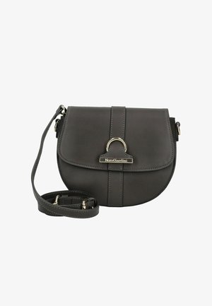 Zwarte leren schoudertas met een gebogen flap, gouden hardware, een merkklip en een verstelbare riem die ernaast opgerold ligt.