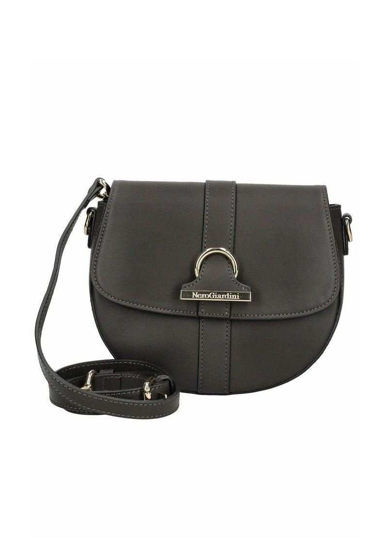 Borsa a tracolla in pelle nera con pattina curvata, dettagli in metallo dorato, chiusura con logo e cinturino regolabile arrotolato accanto.