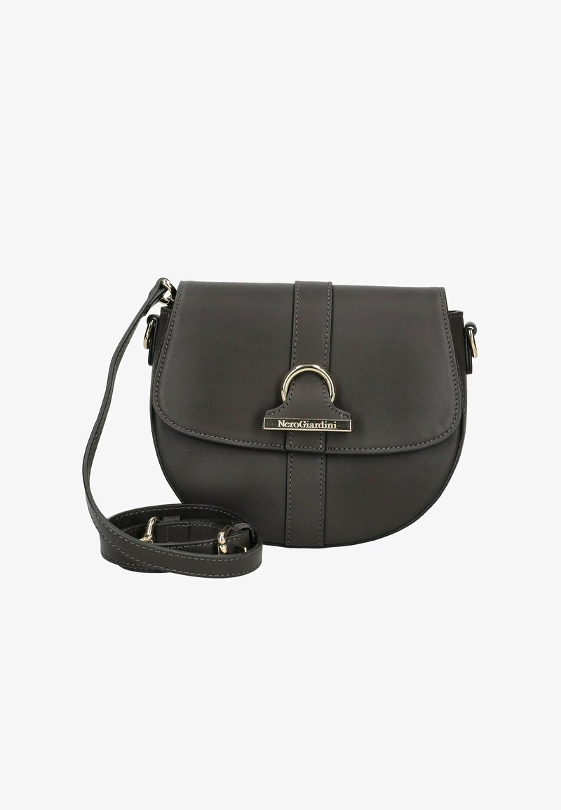 Sort læder crossbody taske med buet klap, hardware i guldtoner, mærke-trykklås og justerbar rem snoet ved siden af.