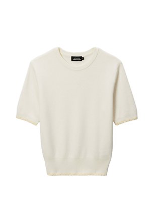 Pull en maille crème à manches courtes, avec un col rond côtelé et des bords festonnés aux manches et à l'ourlet. Texture douce et coupe ajustée.