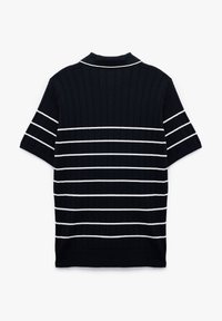 Navy-blaues gestreiftes Polohemd mit weißen horizontalen Streifen, ausgestattet mit einem soliden Kragen und kurzen Ärmeln. Die Rückansicht zeigt eine strukturierte Oberfläche.