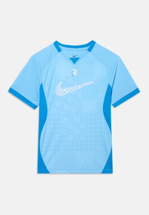 Maillot de sport Nike bleu clair avec un grand logo swoosh blanc à carreaux et des panneaux latéraux et des bords de manches bleus.