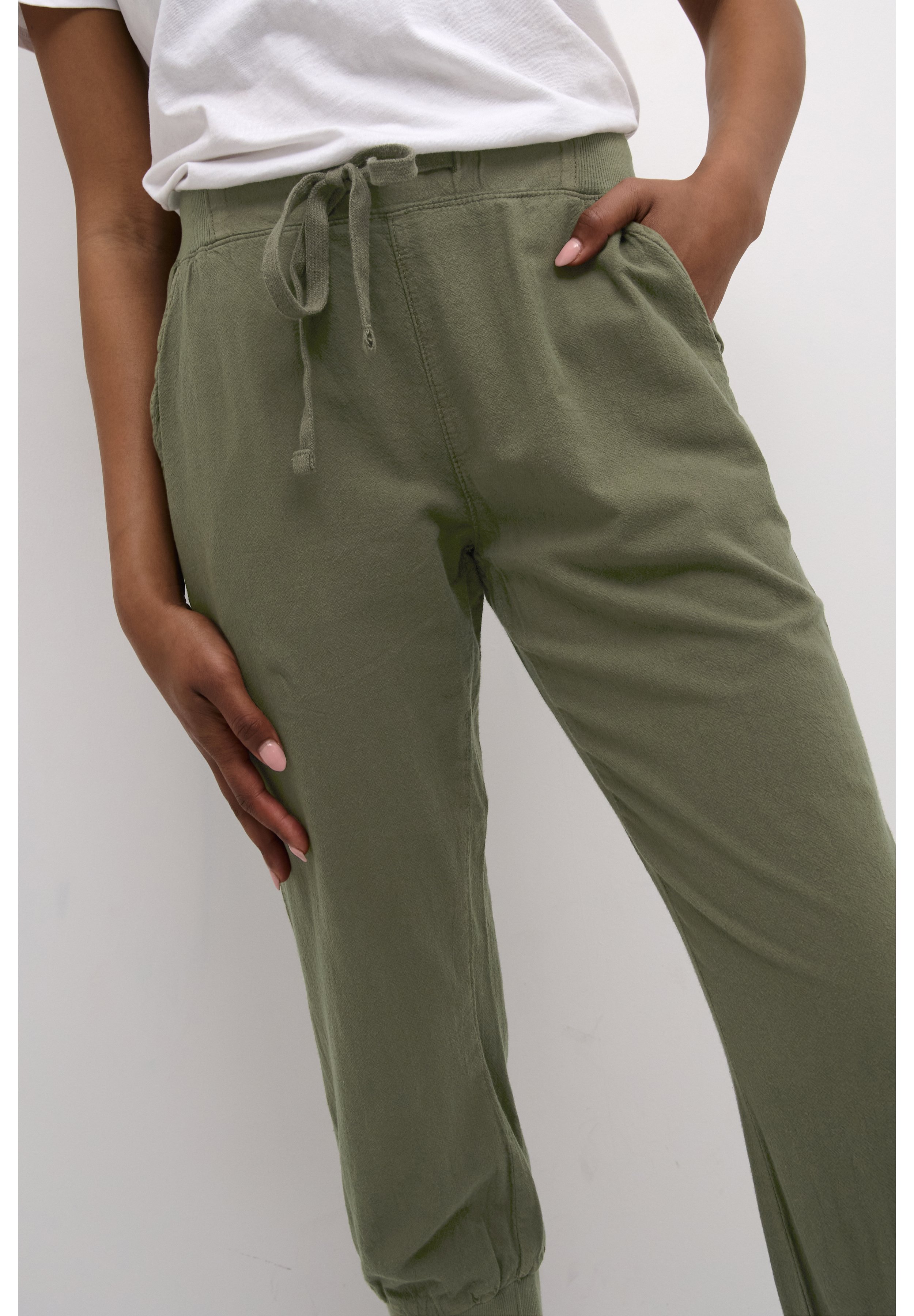 Kaffe KANAYA CAPRI - Pantalones - grape leaf/verde abeto - Zalando.es