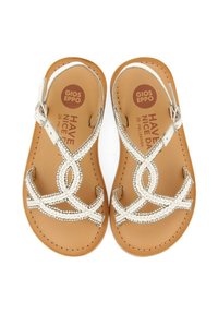 Witte leren sandalen met gevlochten banden, versierd met zilverkleurige accenten, op een bruine leren binnenzool. Inclusief verstelbare enkelriem.