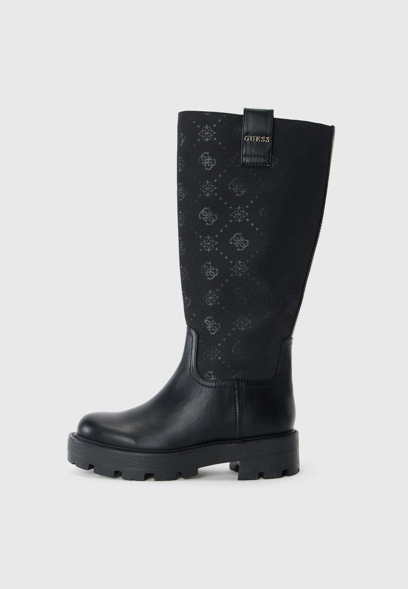 Zwarte laars tot de knie met een chunky zool, geborduurde stoffen schacht, leren voet en een "Guess" logo label vlakbij de bovenkant.